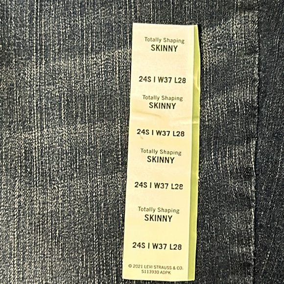 NWT Signature by Levi Strauss Women’s Totally Shaping Skinny Jeans - Picture 7 of 9